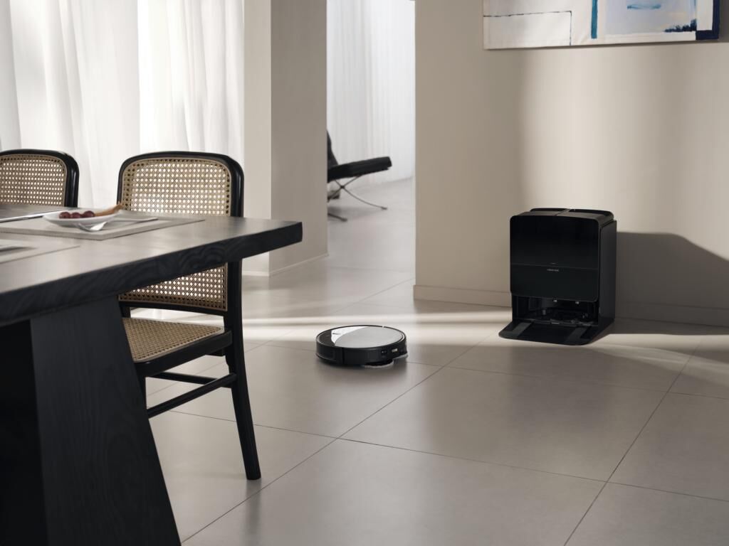 Die schicke Service-Station des Roborock Saros 10R Saug- und Wischroboters steht im Alltag im Zimmer.